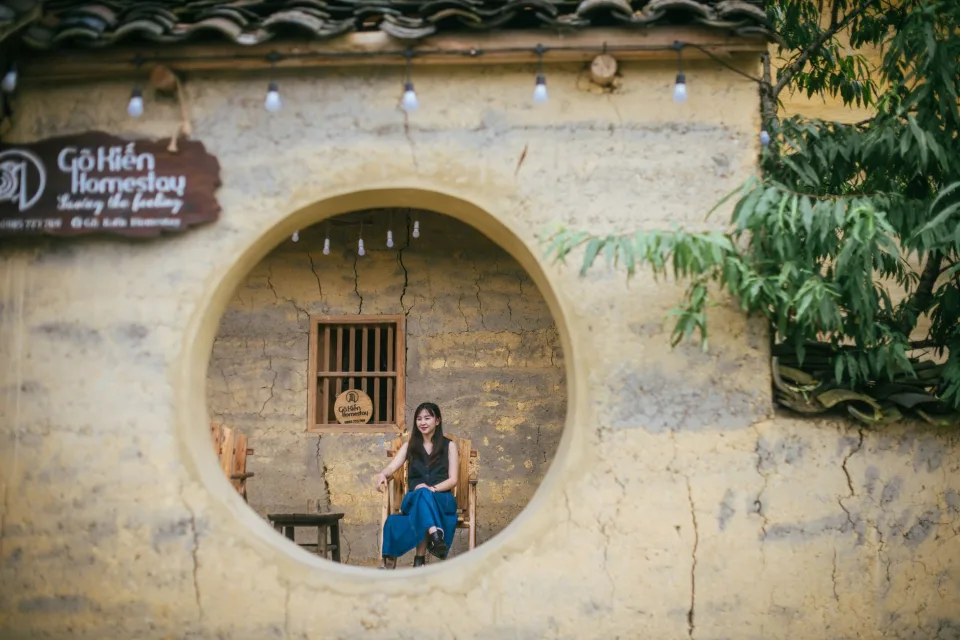 Chủ nhà đón khách nhận phòng